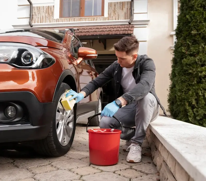 Lavage auto à domicile Saint-Berthevin-la-Tannière : professionnel intervenant sur un véhicule